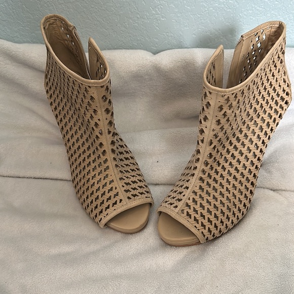 Tan heel sandals. - Picture 2 of 7